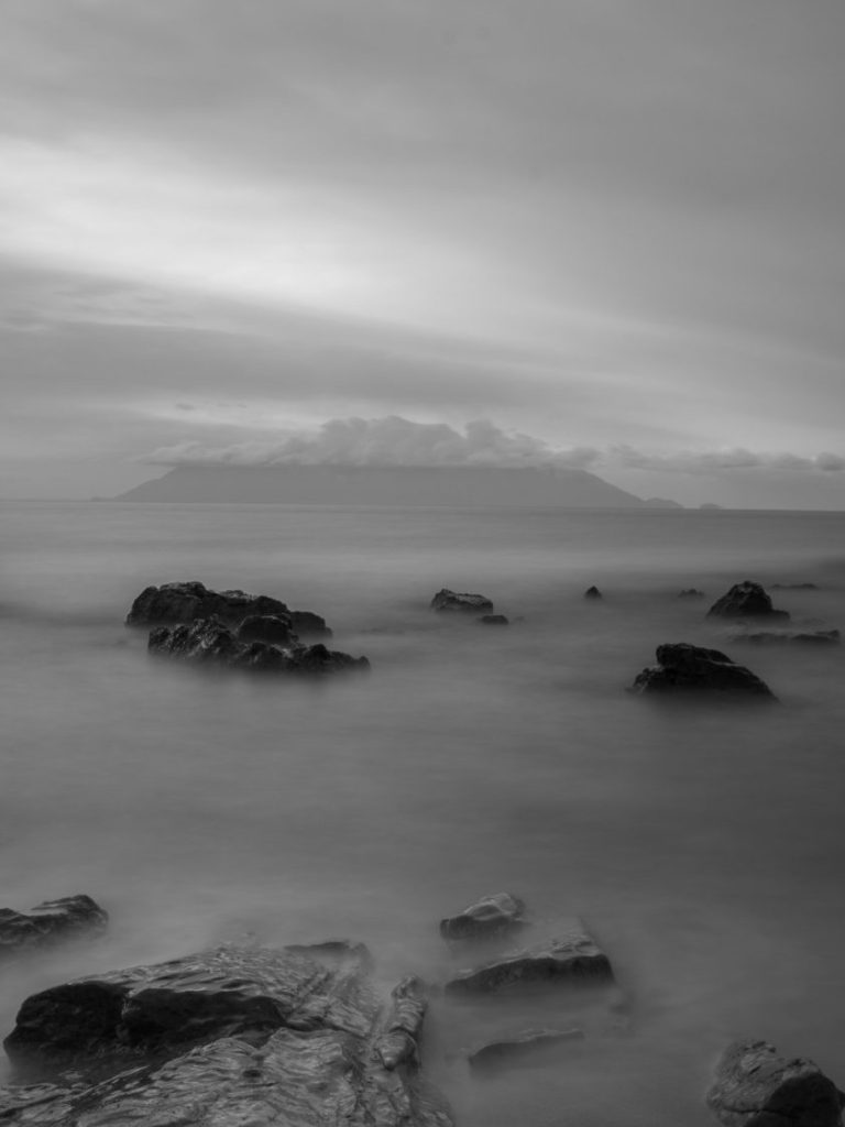 Nebel in den Gebirgen sehr graues Bild Landschaft