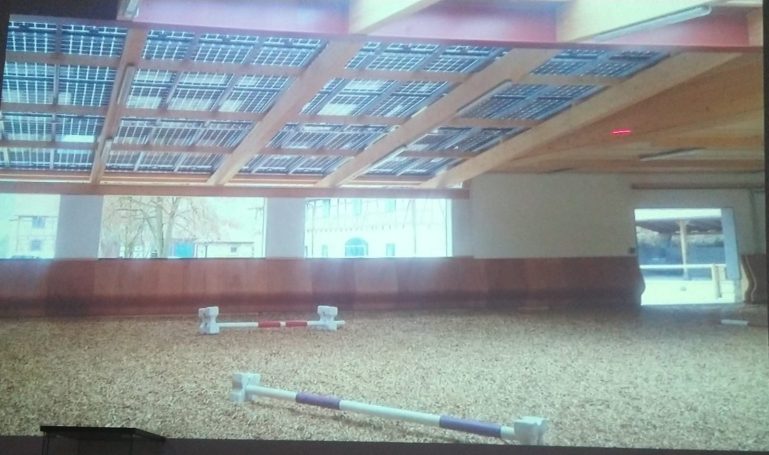 Tierhalle mit Photovoltaik Dach