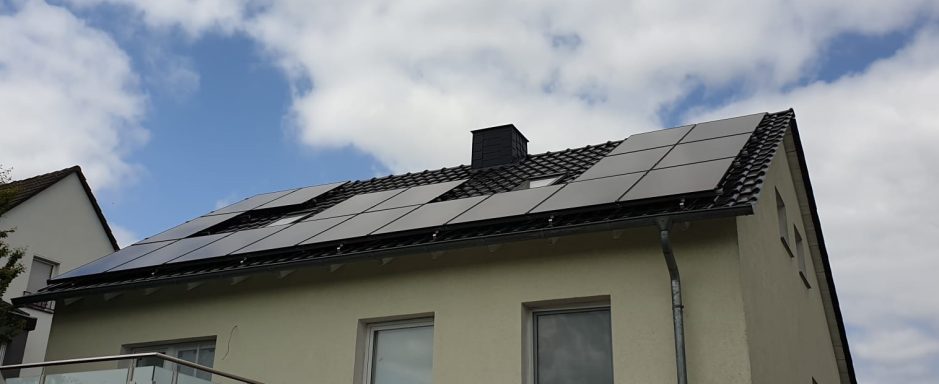 PV Module Full Black auf einem Schrägdach