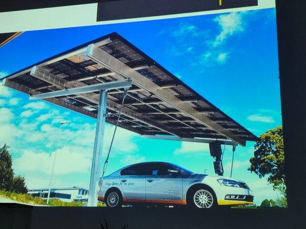 Offenes Carport zur Stromerzeugung mit PV